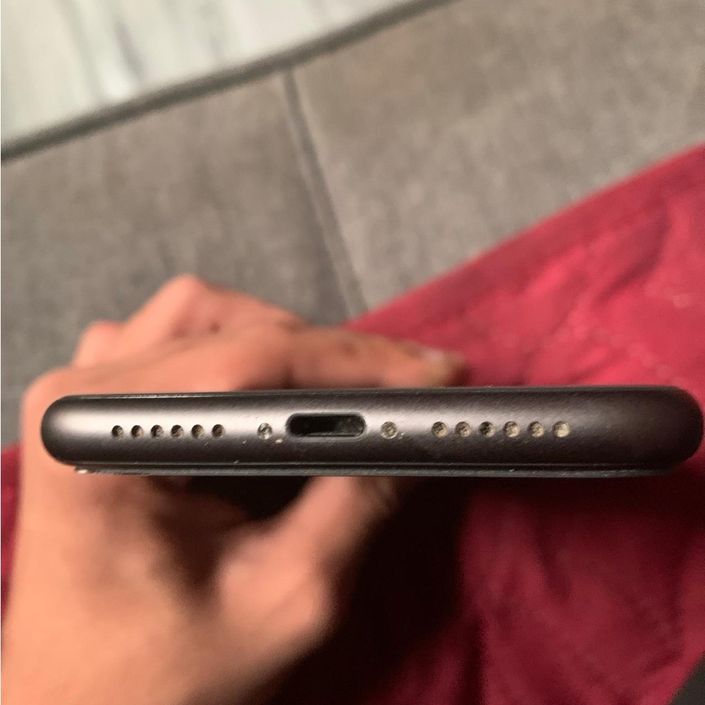 Apple iPhone 11 64GB unlocked- Black - Picture 3 of 5
